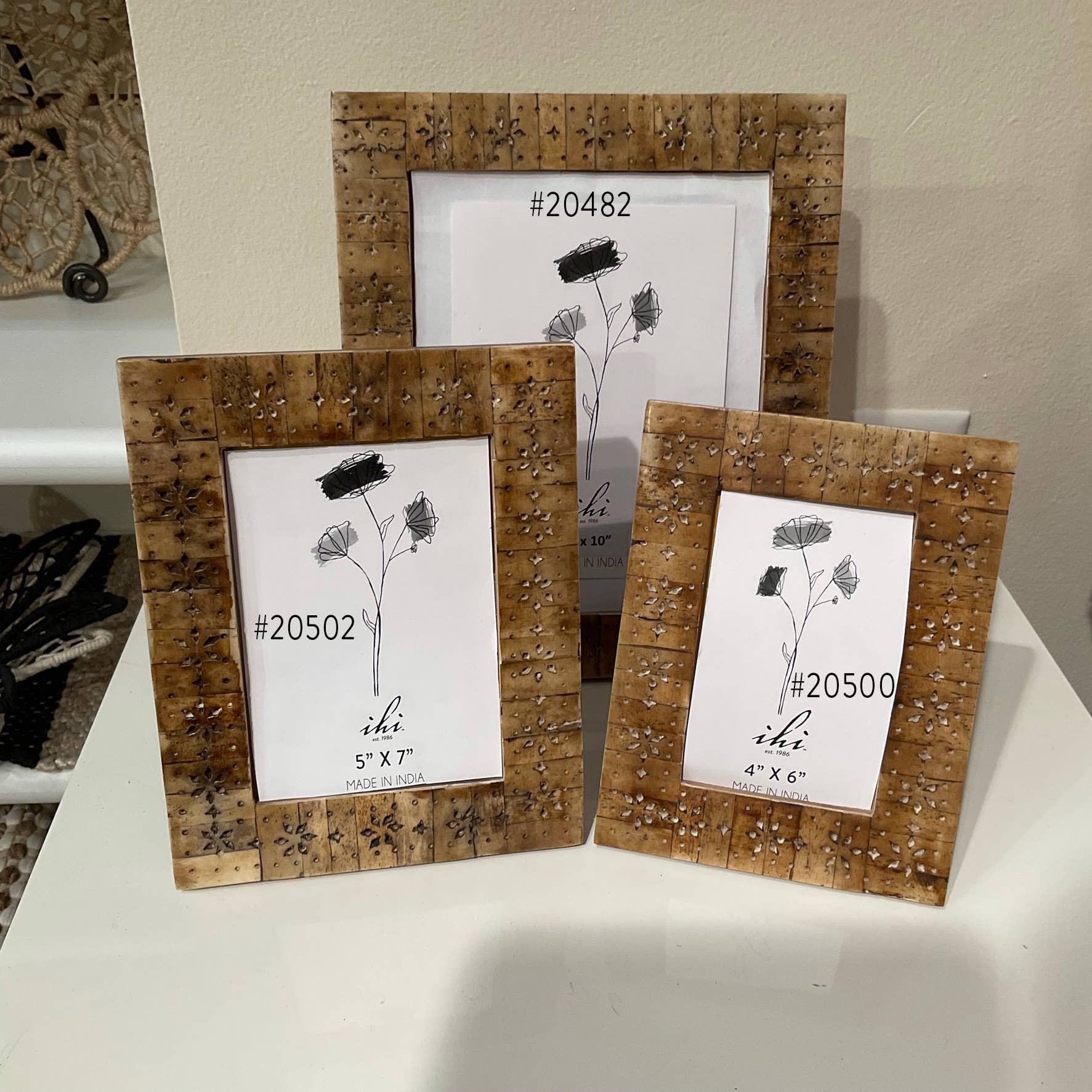 India Handicrafts Inc - Vente Cadres photos - Cadres découpés floraux LG, blanc et marron3