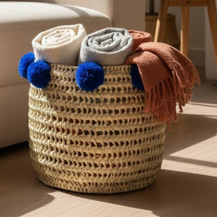 Panier de rangement tissé à la main avec pompons bleu royal for wholesale by LeBazare