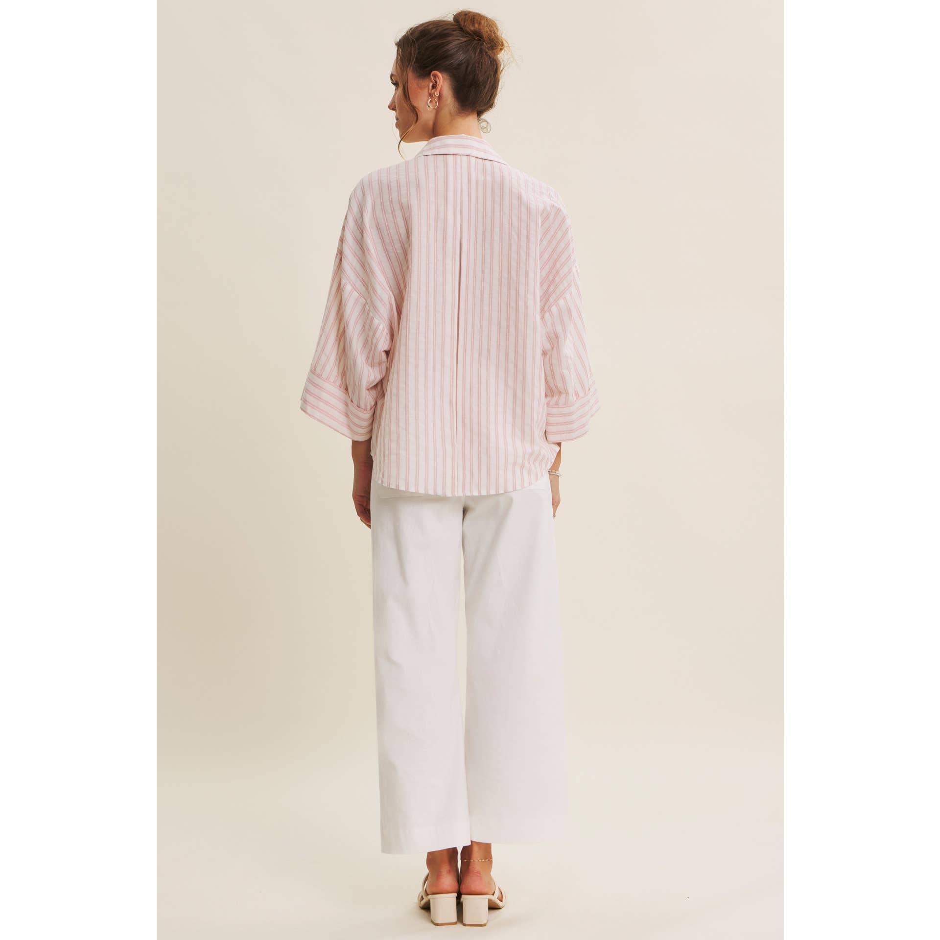 in february – Engroshandel Skjorte med buttondown – til kvinder – PERFEKT STRIBET SKJORTE MED KNAPPER OG BREDE ÆRMER TIL OVERGANGSPERIODEN10