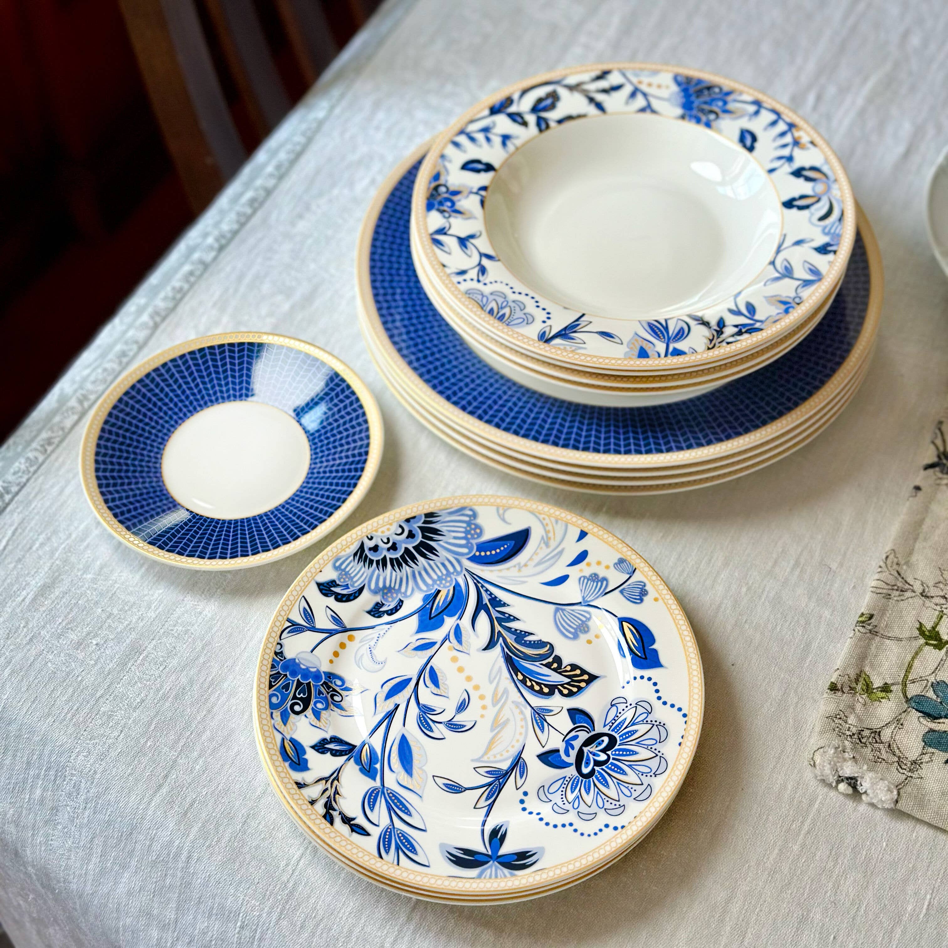 STP - Vente Service à vaisselle - Service de vaisselle en porcelaine Mélodie de Fleurs de 20 pièces pour 4 personnes.15