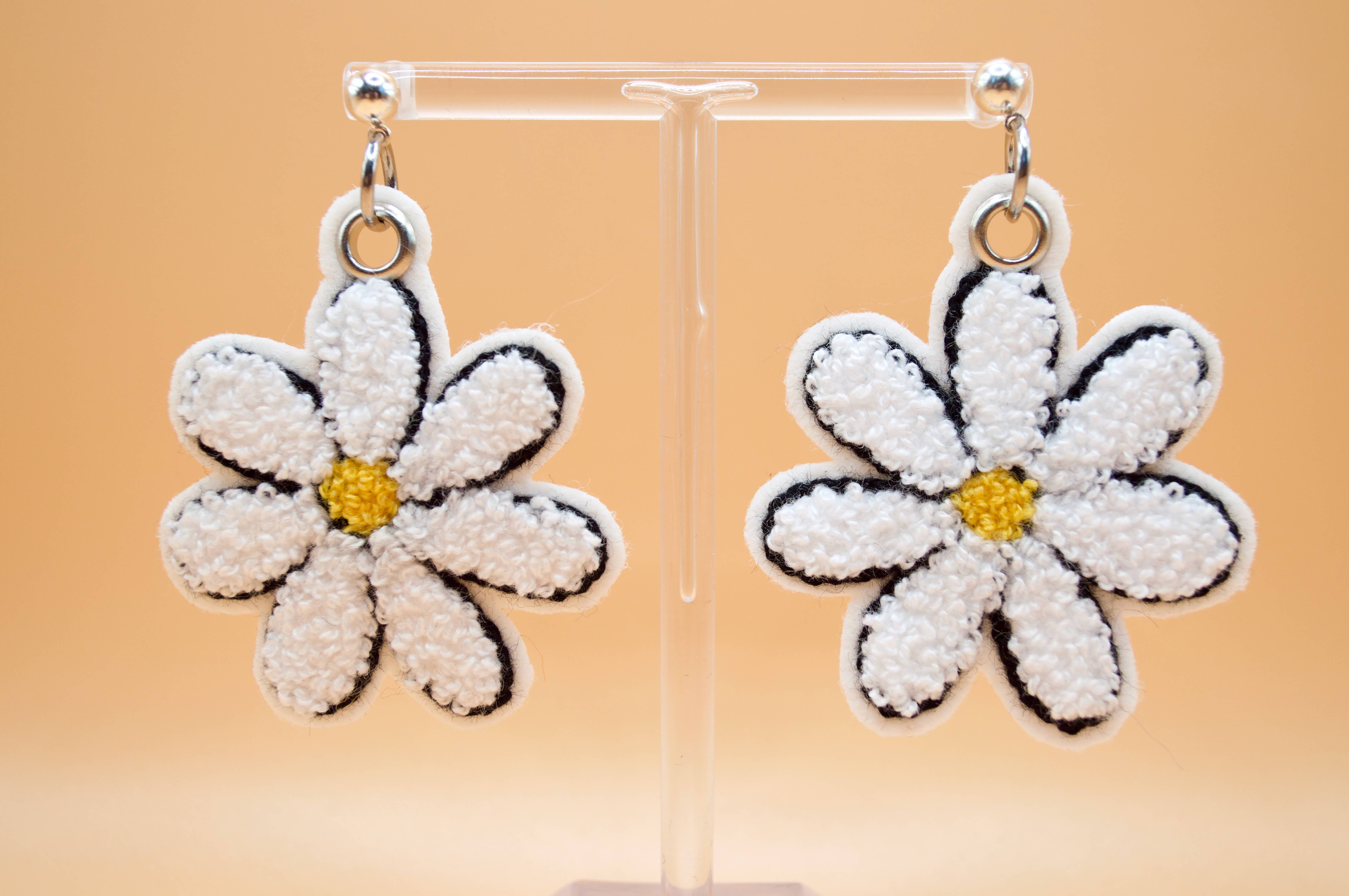 The Untrend Shop - Venta al por mayor Pendientes colgantes - Pendientes bordados mini flor1