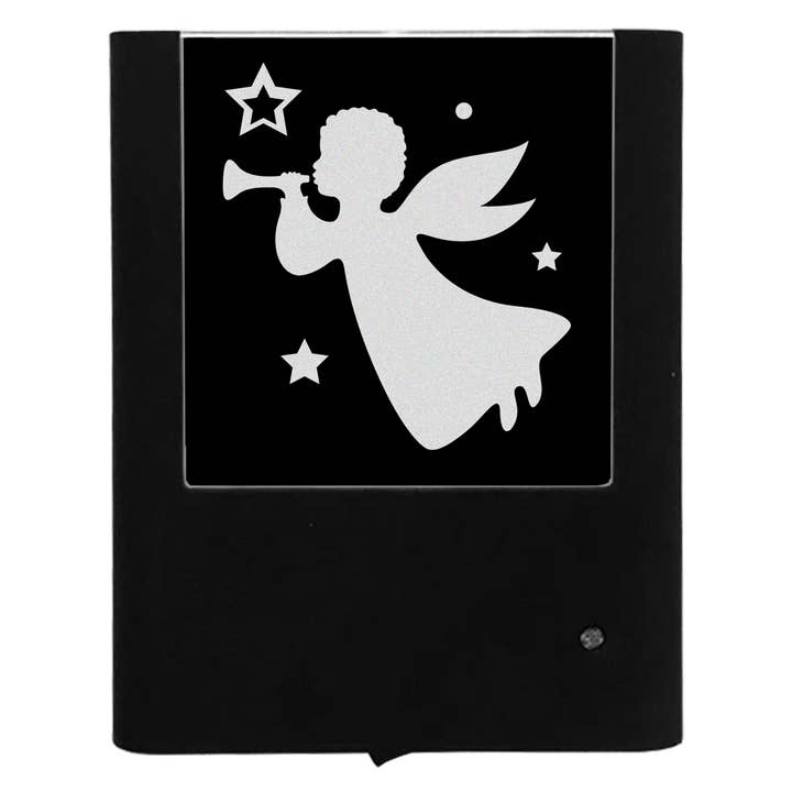 Graveret engel spiller trompet for engroshandel hos Nightlight Studio