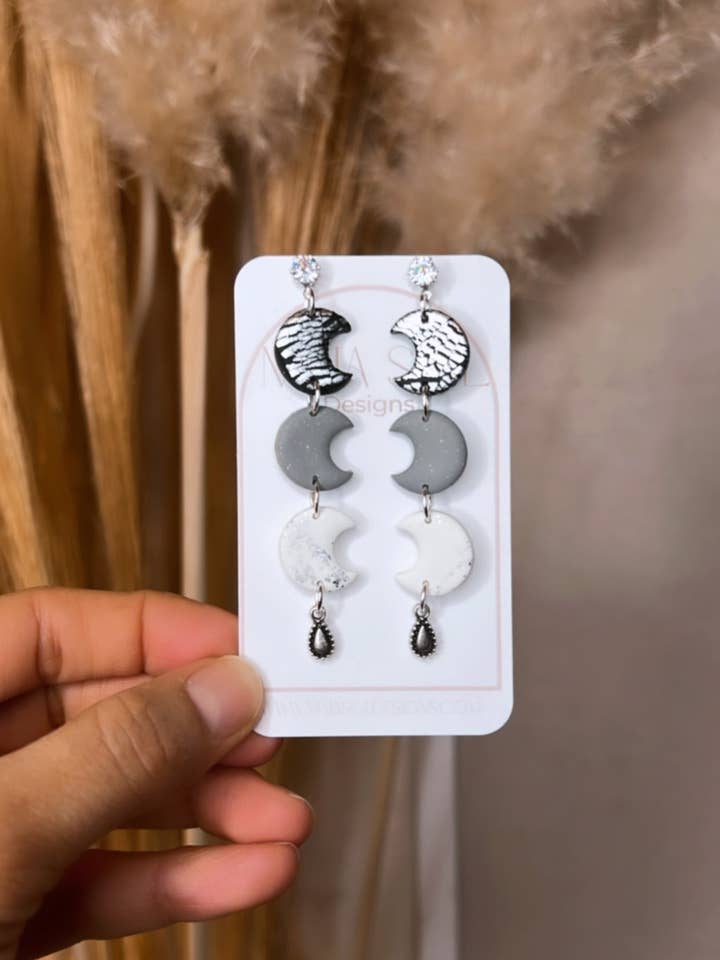 Pendentifs lunaires pour la vente par Maia Sol Designs