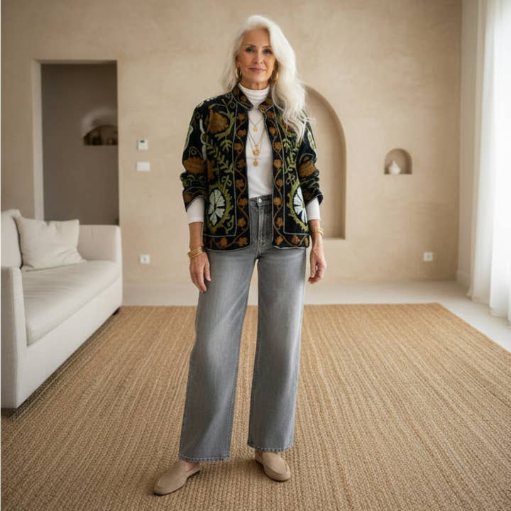 Mandalika Noir pour la vente par Tolatoli