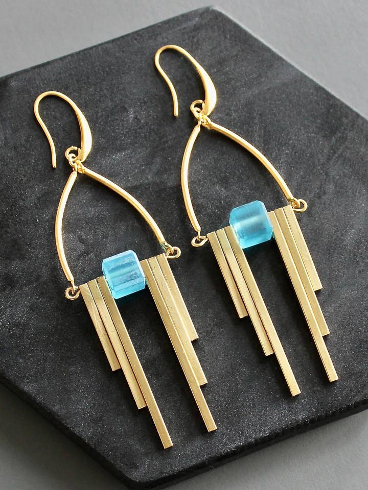 KYLE66 capriblauwe Artdeco oorbellen voor wholesale door David Aubrey Jewelry