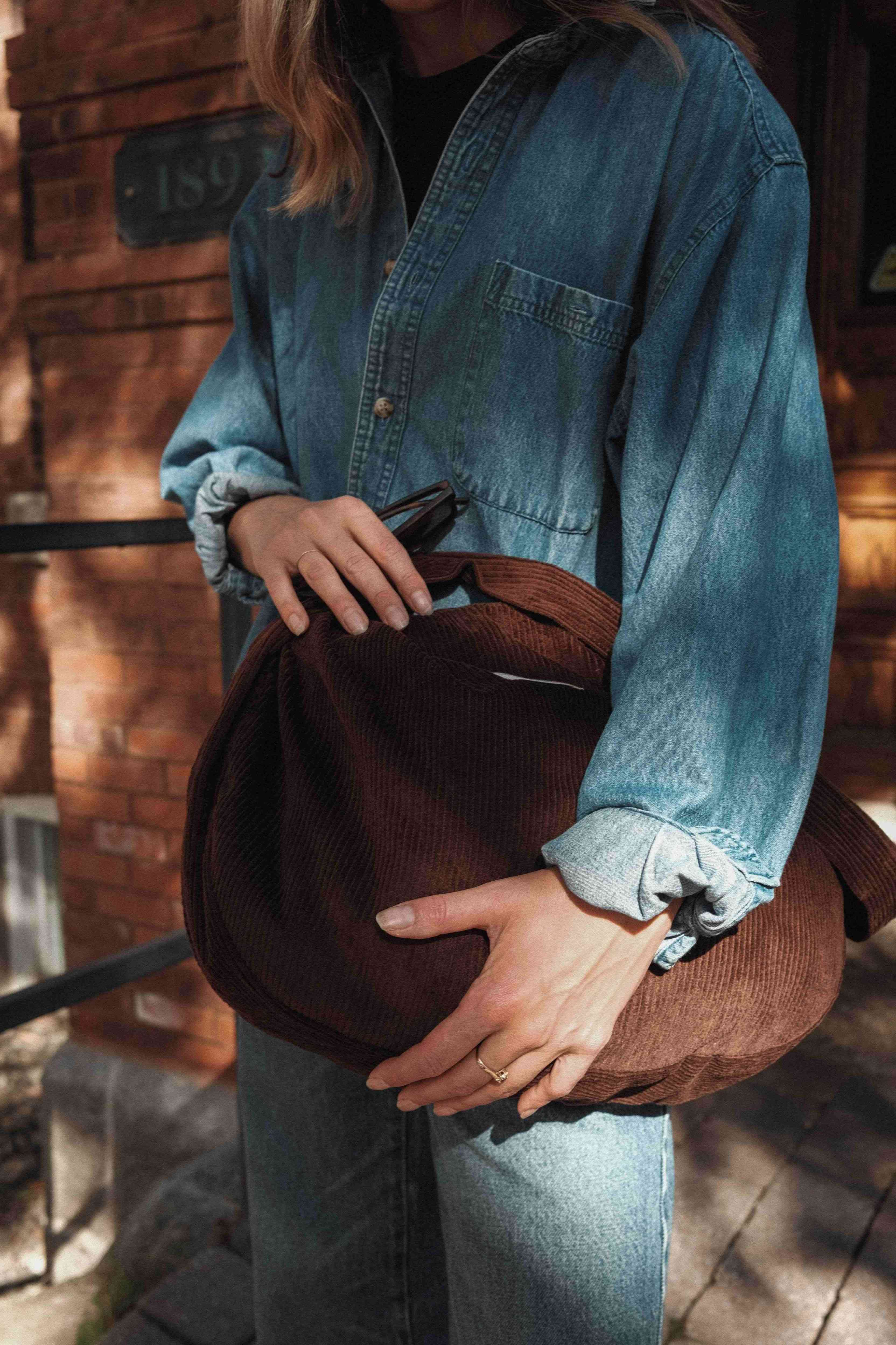 Dans le sac - Vente Sac à bandoulière – femme - Sac bandoulière croissant en velours côtelé4