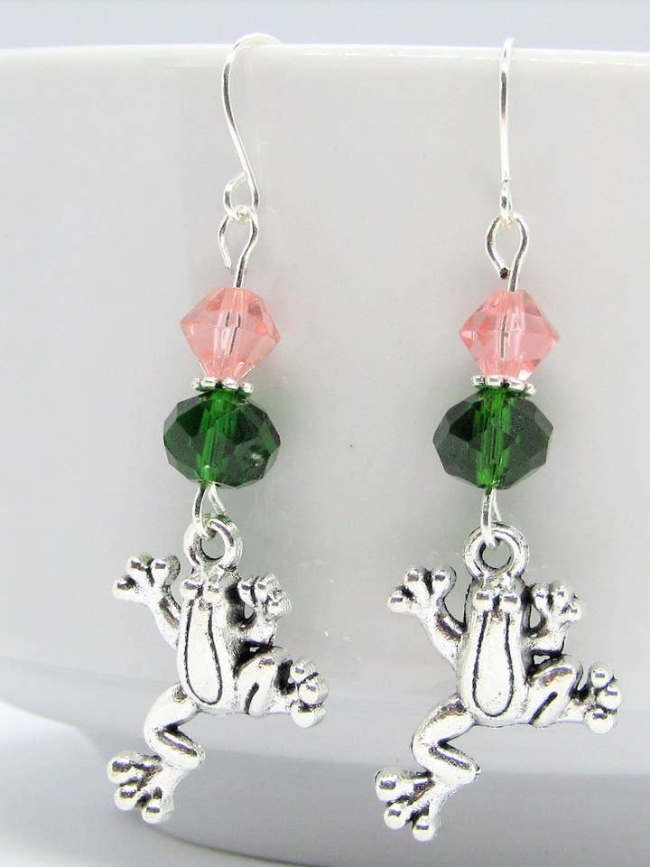 Pendientes colgantes plateados de acero inoxidable con forma de rana de cristal verde y rosa para venta al por mayor de Bad Apple Designs