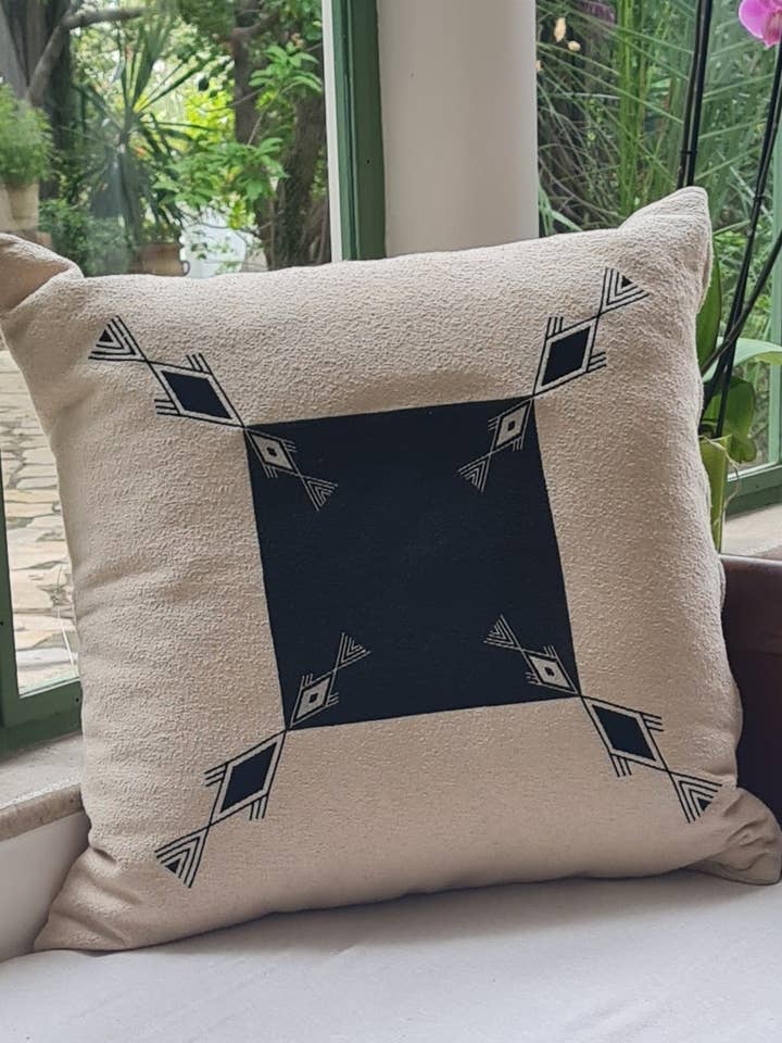 Kussenhoes FILET – Naturel linnen, handgeborduurd voor wholesale door LA FIBRE ARTISANALE