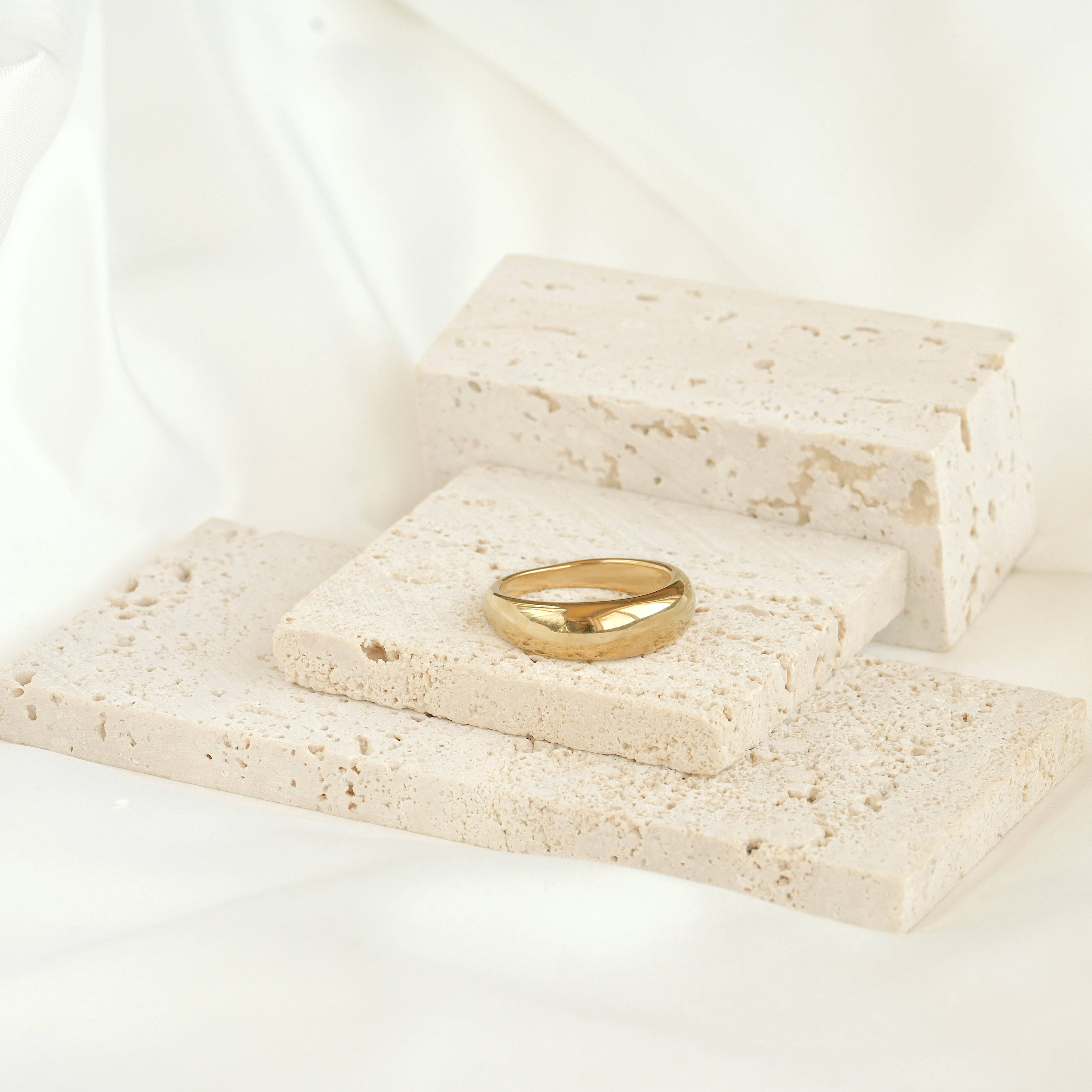 Blueyejewelry – Engroshandel Båndring – Chunky ringe i rustfrit stål med 18k gulddome4