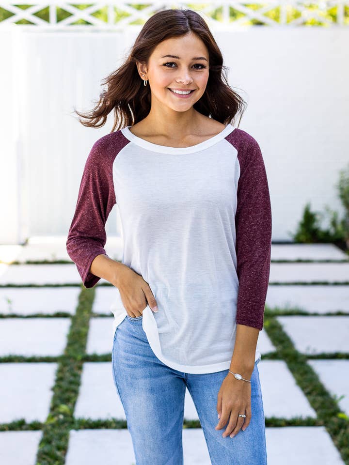 T-shirt 3/4 blanc à manches marron pour la vente par Clov Blanks