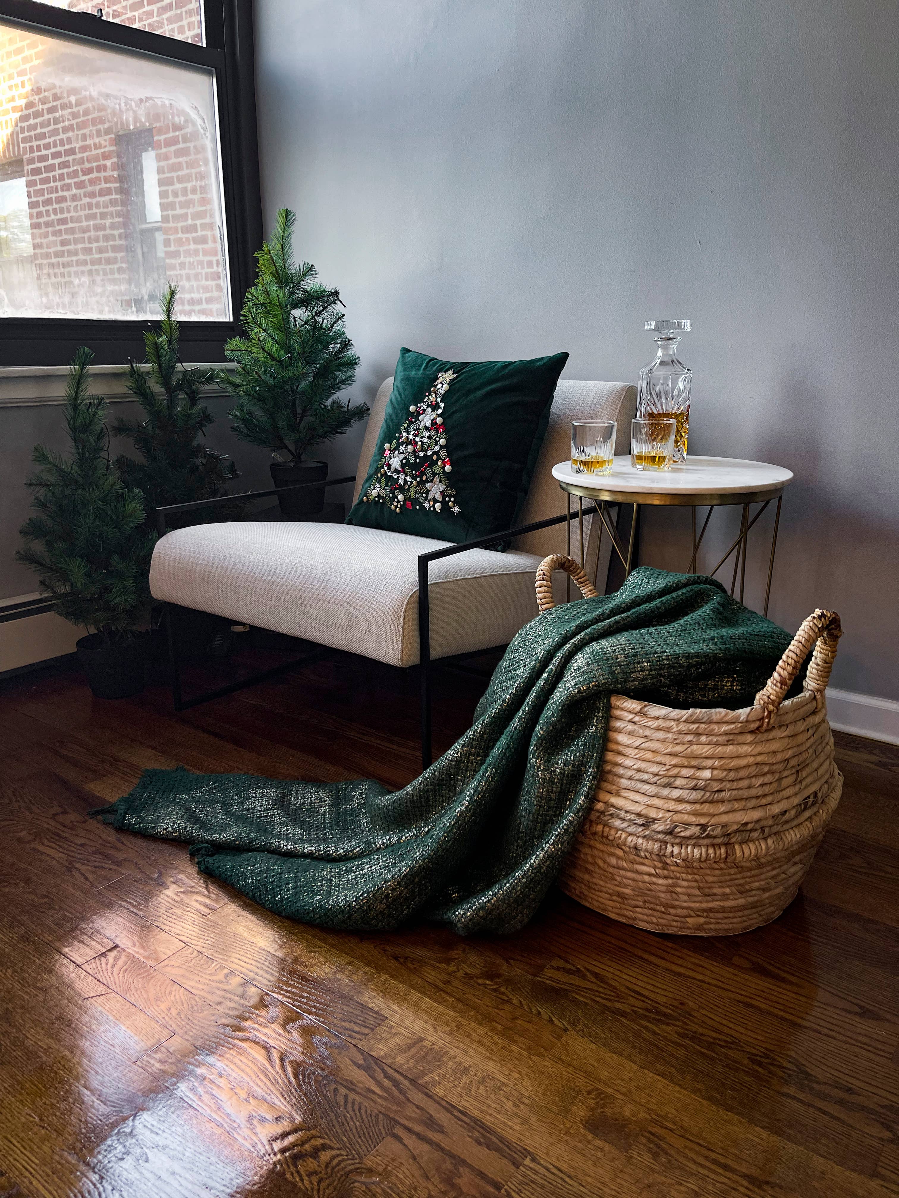 House Of Harkaari – wholesale Dekorativ kudde – Sammet pärlstav nyckfull julgran kudde4