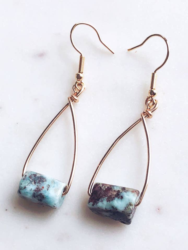 Oorbellen met larimar nuggets en 18k goud gevulde haakjes voor wholesale door Boho Breath