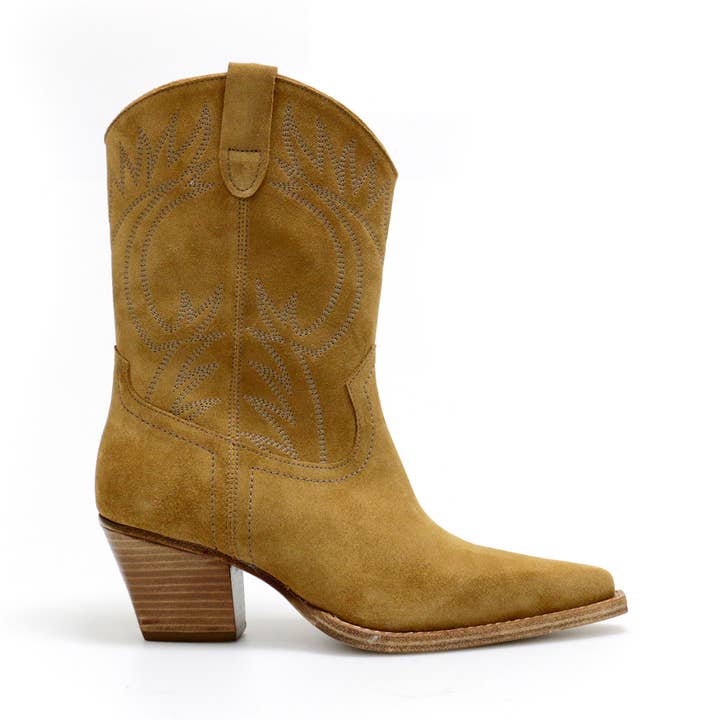 Botte moyenne Caren en daim marron avec broderies pour la vente par Catarina Martins