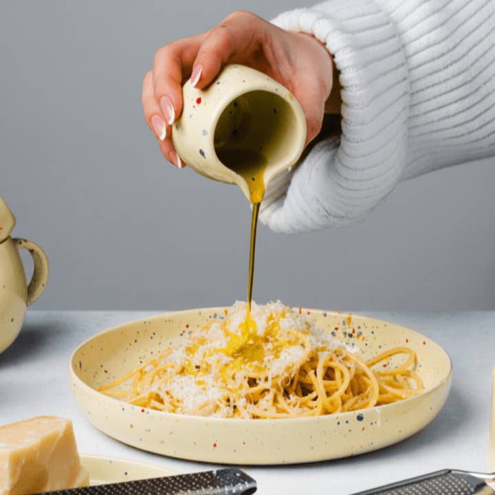 Assiette basse pour pâtes Party jaune 23 cm pour la vente par Egg Back Home