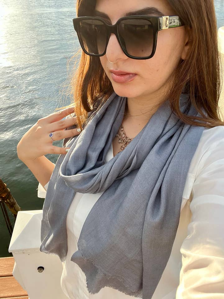 Écharpe grise en laine solide à tissage fin pour la vente par Rayz Intl