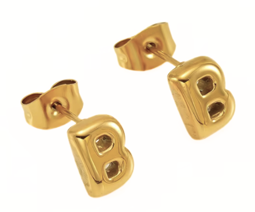 Gult guld HoopLa boblebogstav mini ørestikker i stål med 18K guld for engroshandel på Faire3