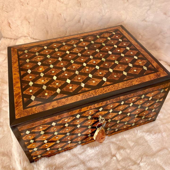 38x25 cm stor smykketrææske, håndlavet marokkansk burl låsbar thuja trææske med nøgle, perlemorsgravering, bryllupsgave mindeæske for engroshandel hos AtlasPerles