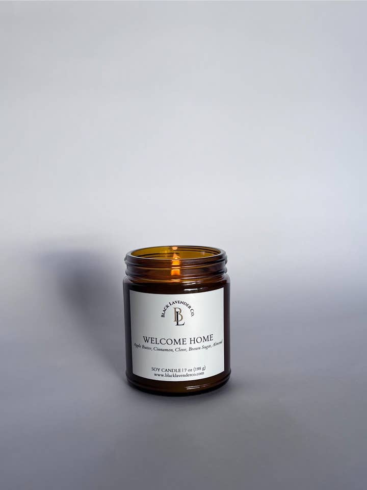 Welcome Home Candle - 7 oz. Amber Glass voor wholesale door Black Lavender Co.