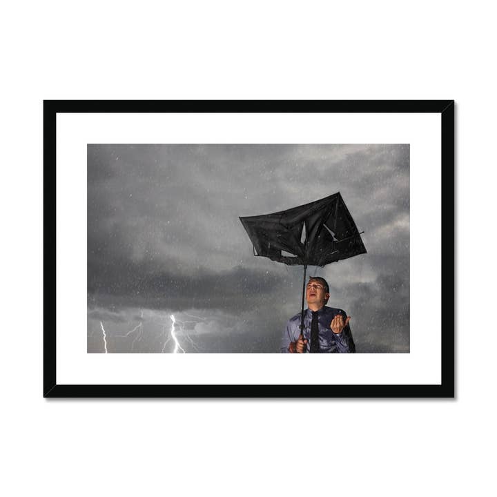 Impresión enmarcada y montada de hombre de negocios en una tormenta para venta al por mayor de Sorbey