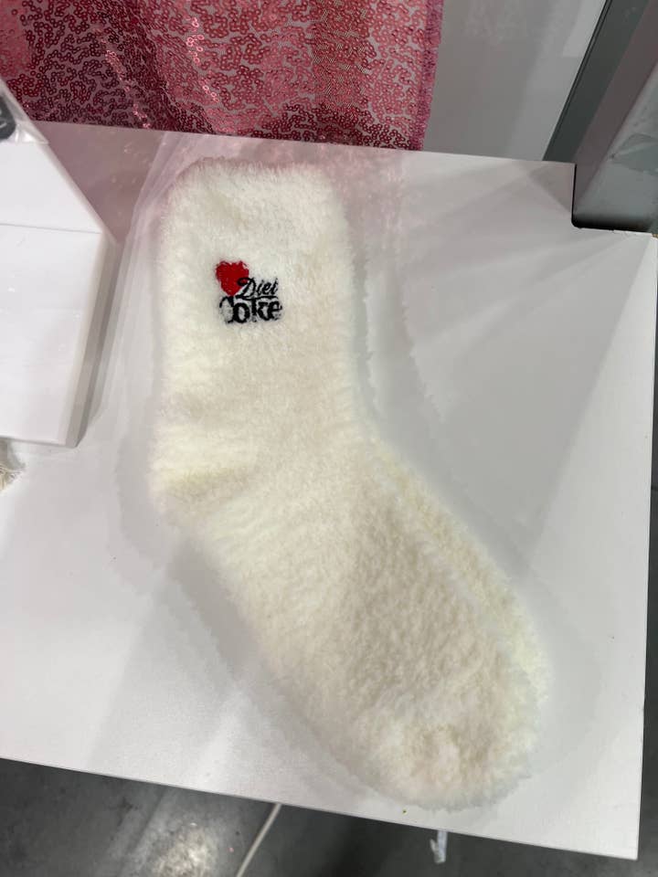 Mary Kathryn Design – Engroshandel Strømper - Dame – Coca-Cola® ELSKER Diet Coke Fuzzy Sokker