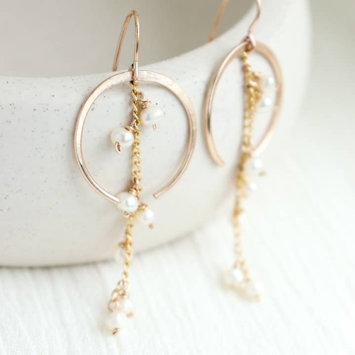 Ohrringe mit Perlenmotiv • Halber Ring mit 14-karätigem Goldfüllung (C) für den Großhandel von Meadowbelle