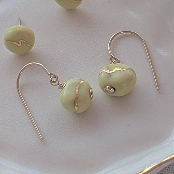 Le Dernier Baiser de l'Été - Boucles d'Oreilles en Porcelaine pour la vente par Blue Rochelle