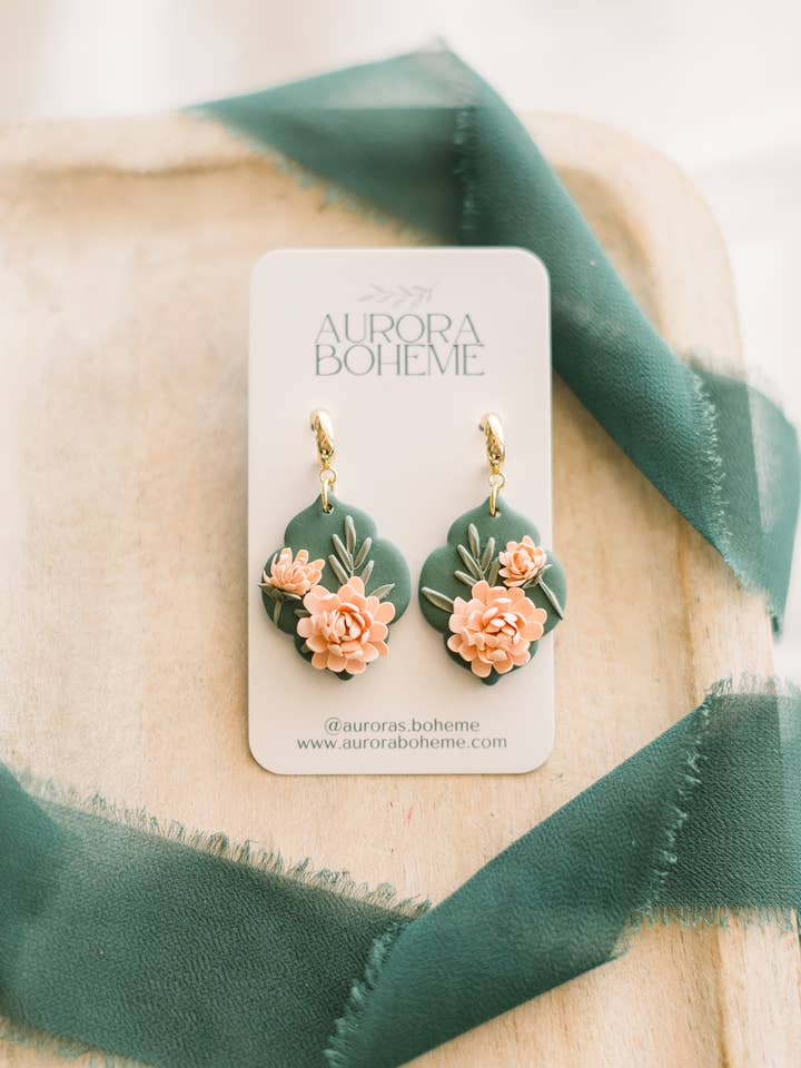 Chrysanthème Floral Pendeloque pour la vente par Aurora Boheme