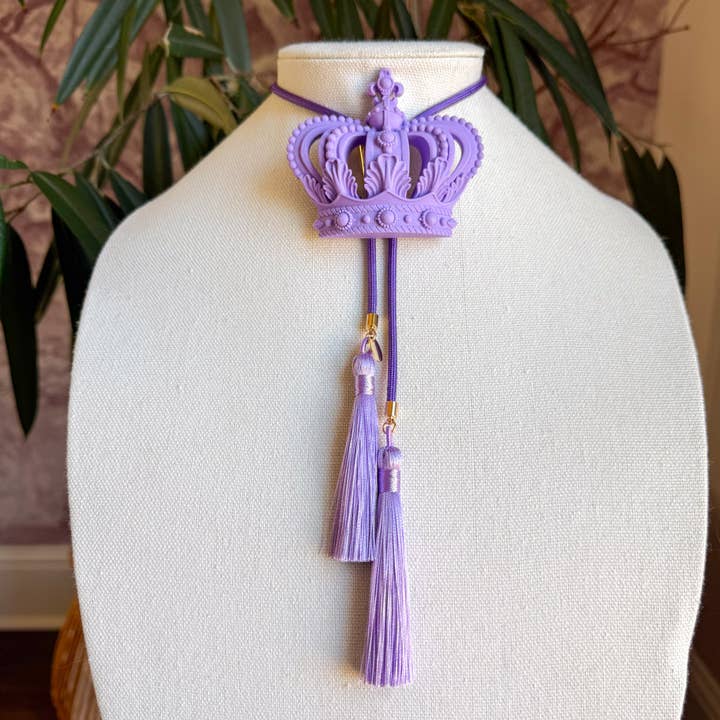 Bolo Couronne Lavande avec Violet Foncé & Lavande pour la vente par Rahya Jewelry Design