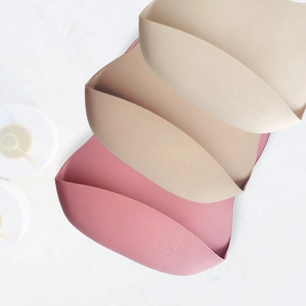 Rosa empoeirada Babador de Silicone - Rosa empoeirado para venda a revendedores na Faire2