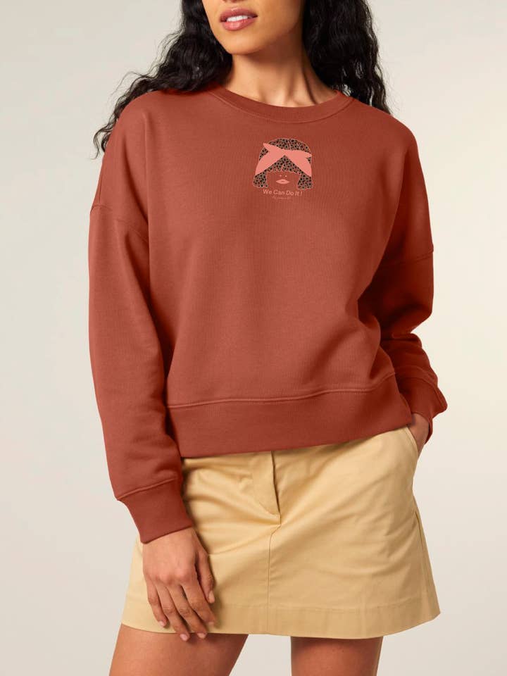 Women's cropped organic cotton sweatshirt "we can do it" leopard for wholesale by Jeanne a dit