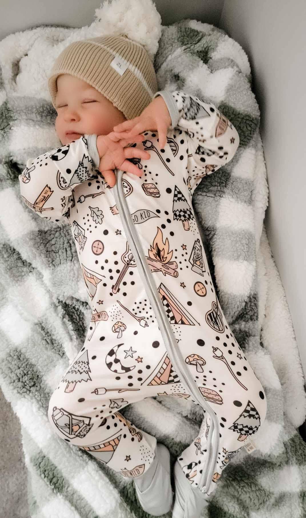 Rufflеѕ & Bоwtіеѕ - Affordable Boys & Girls Clothing – Fato de dormir – Bebé por atacado – Pijama de Bebé com Fecho Duplo Verde Acampamento ao Ar Livre1