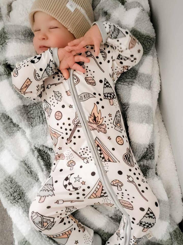 Rufflеѕ & Bоwtіеѕ - Affordable Boys & Girls Clothing – Fato de dormir – Bebé por atacado – Pijama de Bebé com Fecho Duplo Verde Acampamento ao Ar Livre1