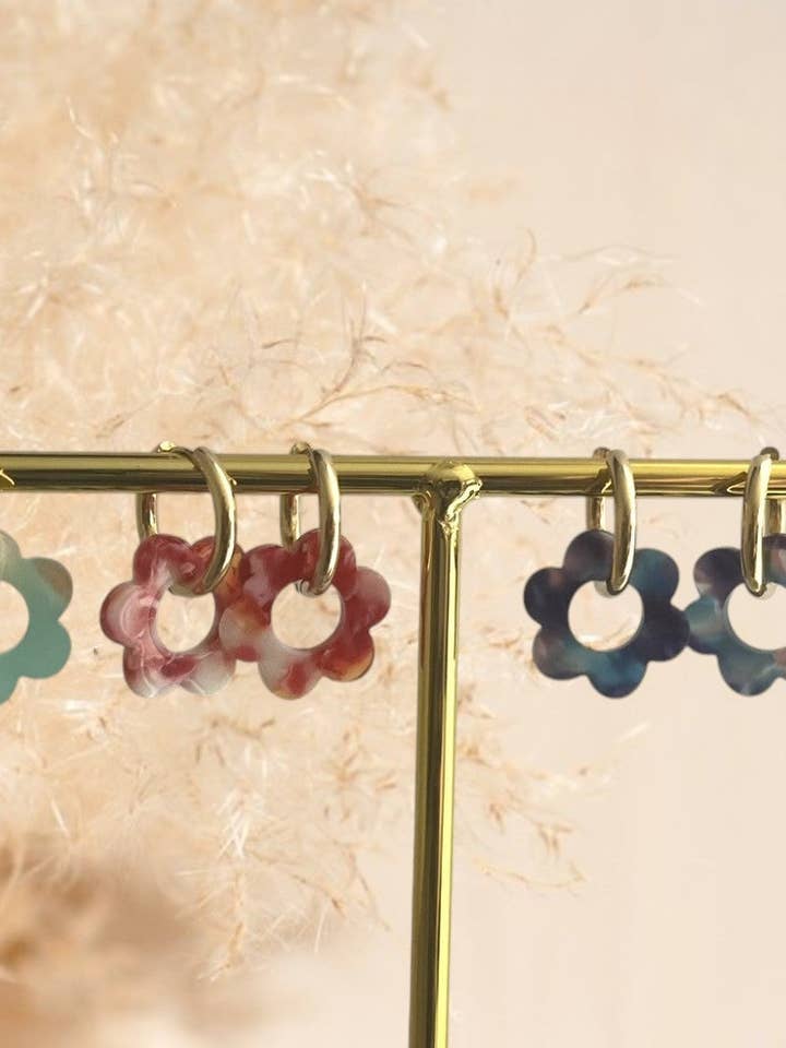 Pendientes de aro MARGUERITE - acero inoxidable y flor acrílica para venta al por mayor de Innaya