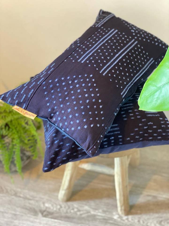 Cojín hecho a mano Boliba en azul índigo para venta al por mayor de Maison Assa