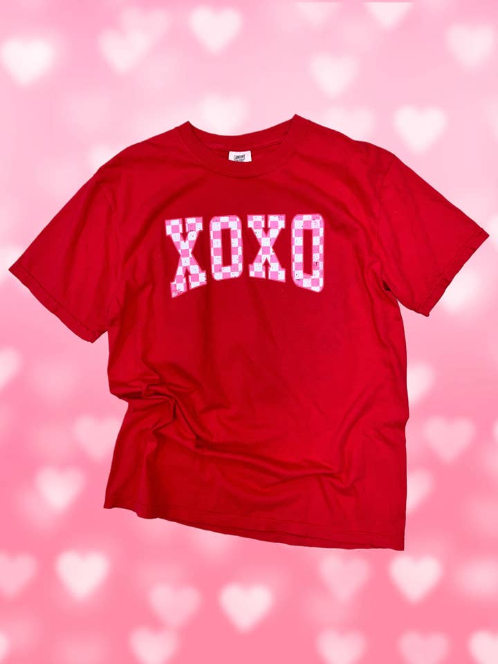 T-shirt de la Saint-Valentin à carreaux XOXO pour la vente par The Black Daisy