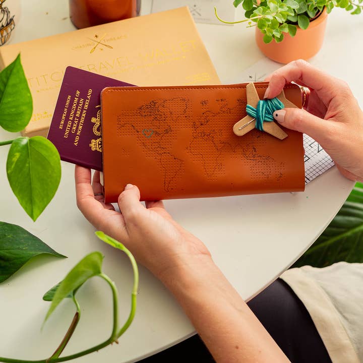 Cartera de viaje Stitch Where You've Been - Cuero para venta al por mayor de Chasing Threads