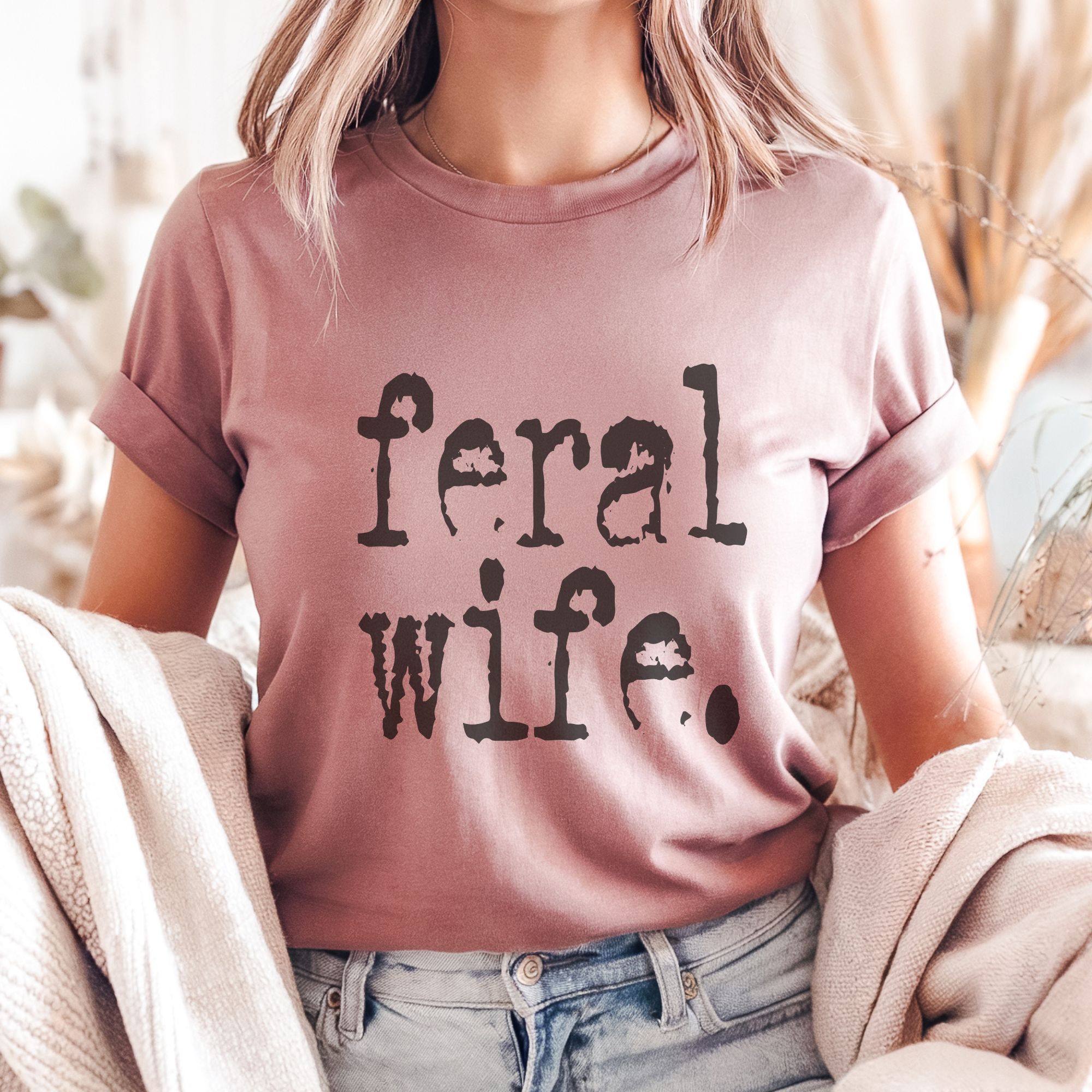 Trendznmore - Modern Graphic Apparel – wholesale T-shirt med logga - Dam – Feral Wife Distressed Typografi Rolig Grafisk T-shirt2