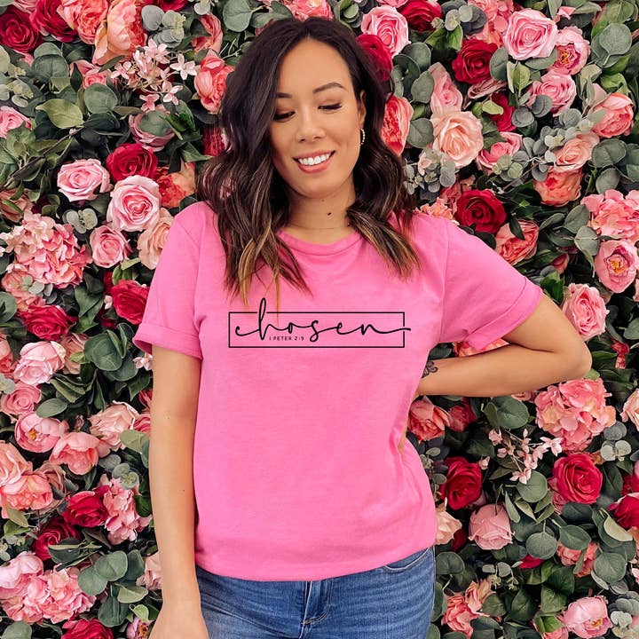 T-shirt graphique chrétien Chosen 1 Peter 2:9 pour la vente par Words & Wellness