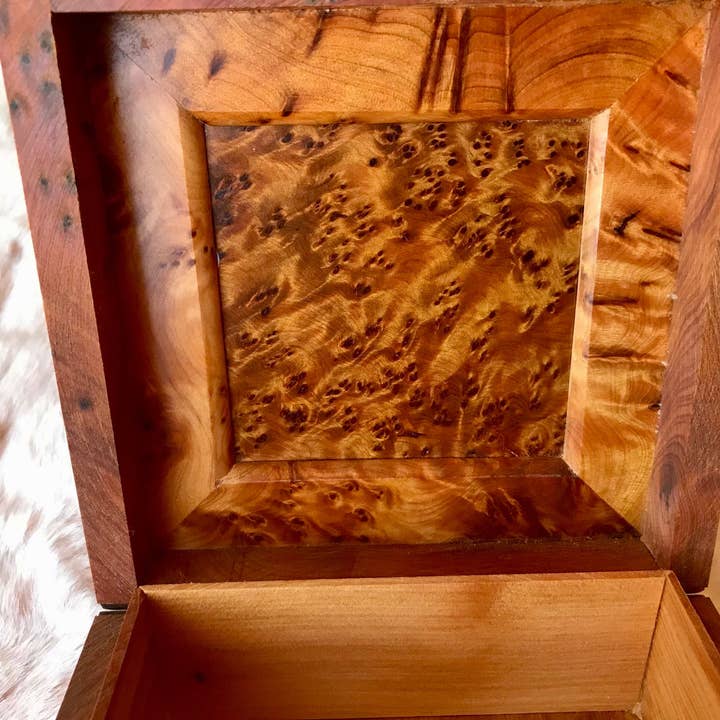 AtlasPerles - Vente Boîte/rangement à bijoux - Boîte à bijoux en bois de luxe marocain sans clé, gravée, incrustée de nacre, souvenir d'anniversaire, de mariage, boîte décorative en thuya.9
