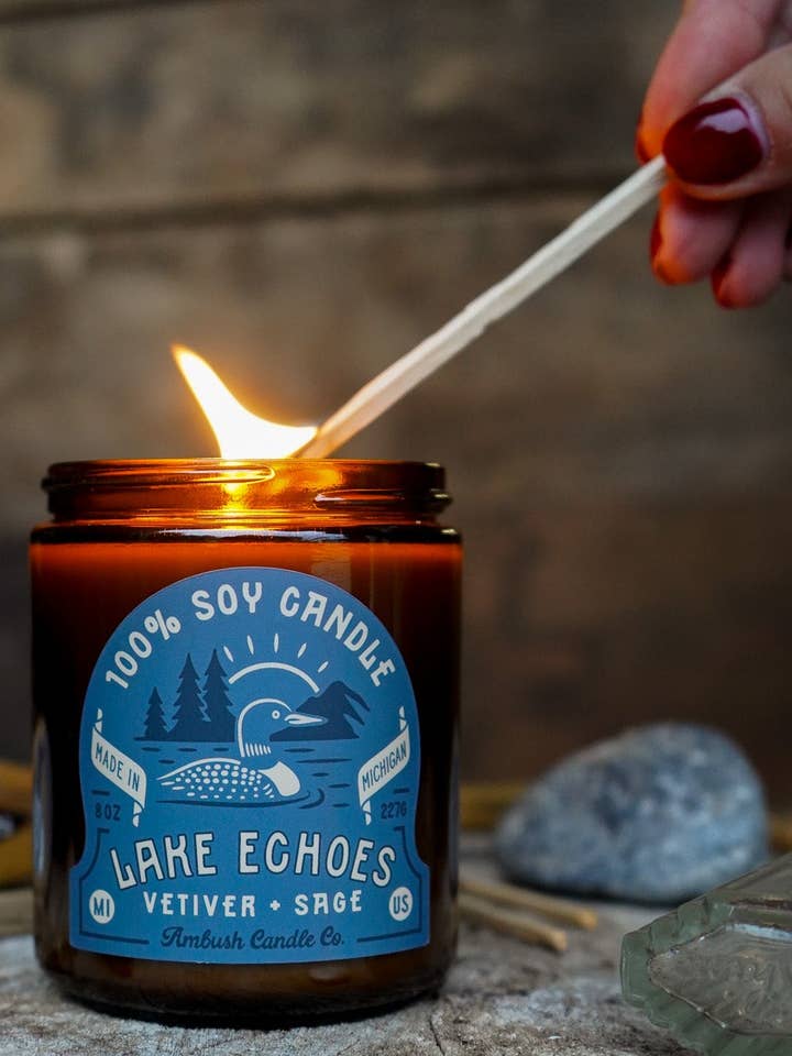 Lake Echoes | Vetiver + Salie 8oz Soja Kaars voor wholesale door Ambush Candle Co.