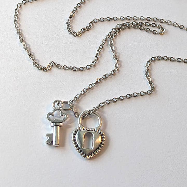 Stylish Jewelry Supply - Venta al por mayor Collares con colgantes/abalorios - Collar de plata envejecida con colgante con llave y candado a mi corazón