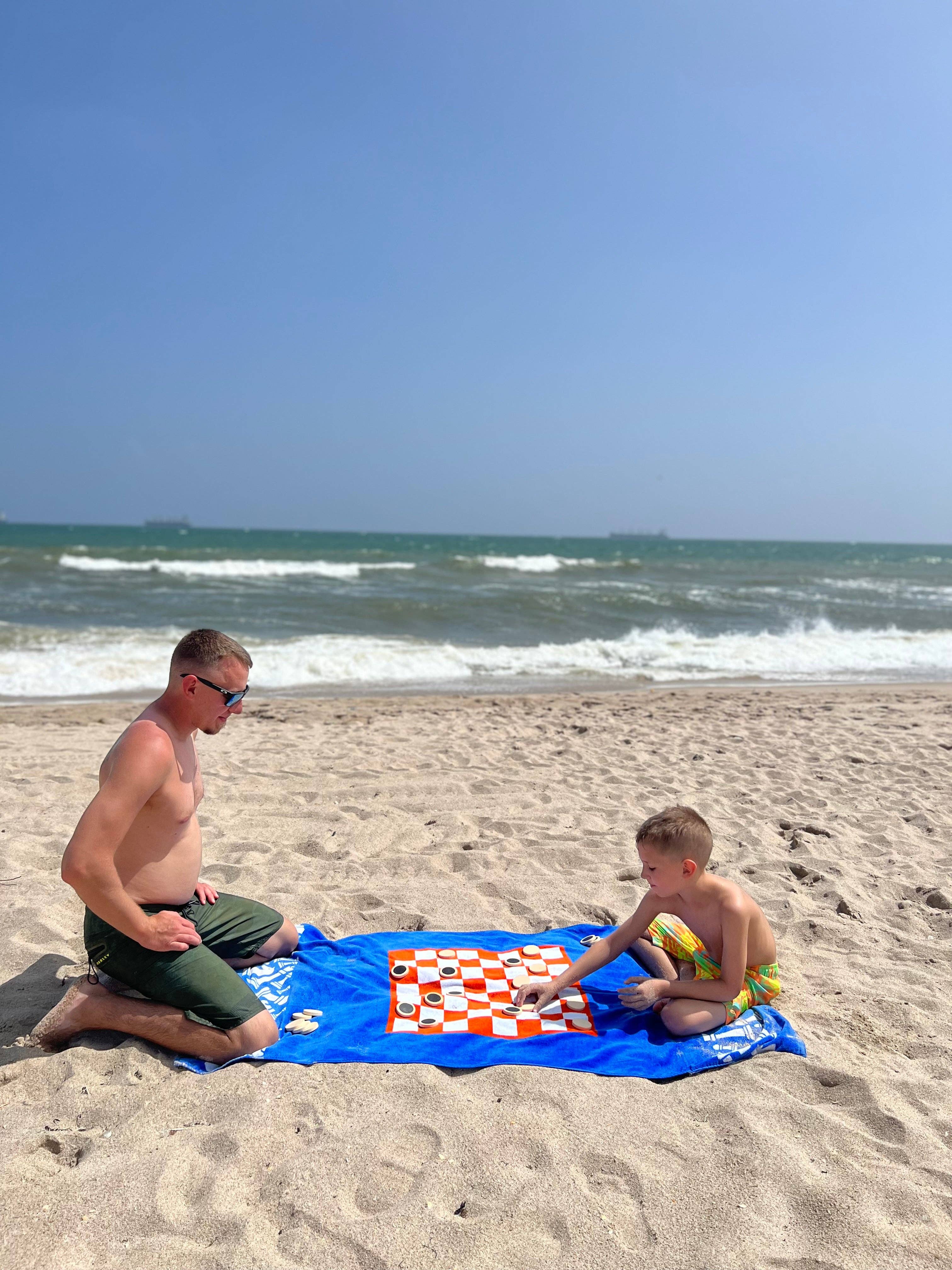 The Game Towel - Venta al por mayor Toallas de playa - Toalla The Chess and Checkers, almohada inflable incluida1