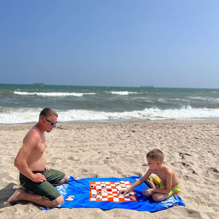 The Game Towel - Venta al por mayor Toallas de playa - Toalla The Chess and Checkers, almohada inflable incluida1
