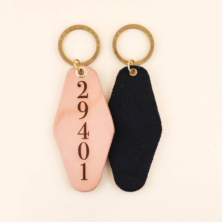 Freshwater Curated Goods - Vente Porte-clés – unisexe - Porte-clés d'hôtel à code postal personnalisé3