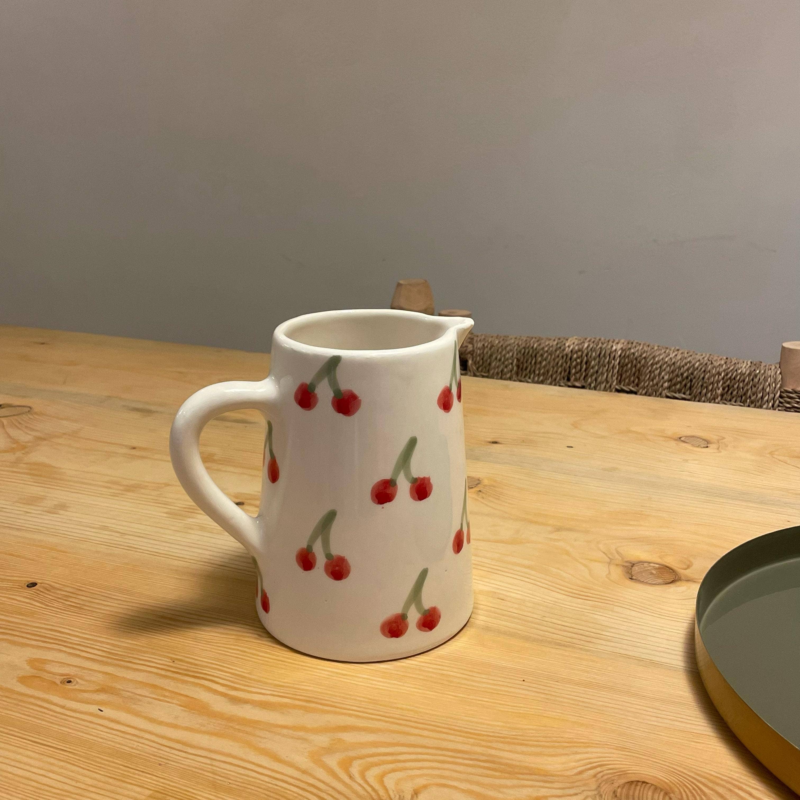 LeBazare – Großhandel Krug – Handbemalter Keramikkrug – Weiß mit Kirschmotiven (1 l)5