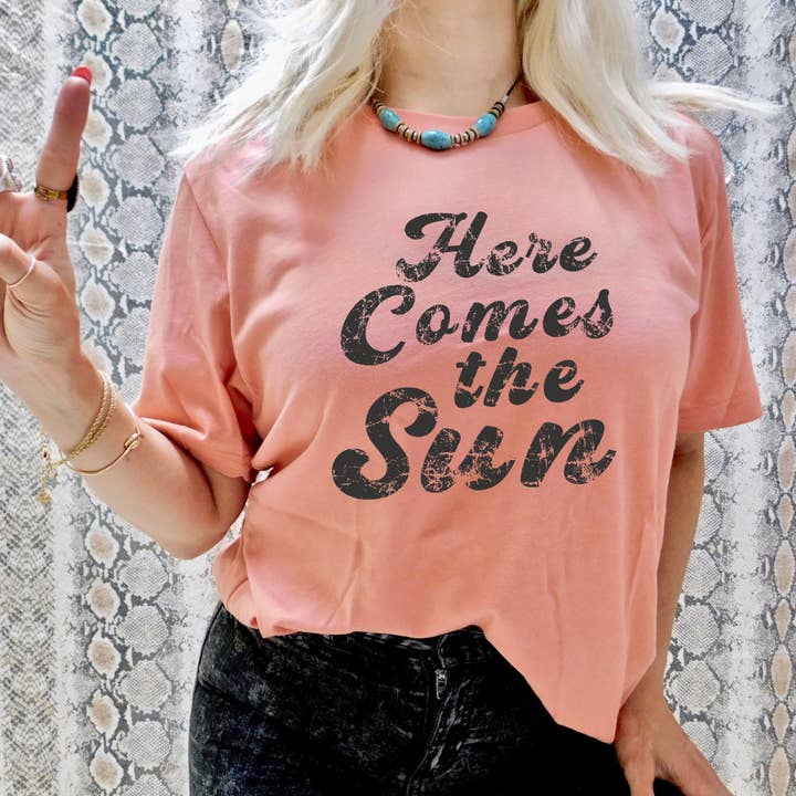 HER KOMMER SUN Grpahic Kortærmet Tees for engroshandel hos Shamaim