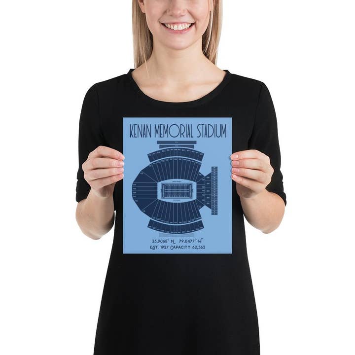North Carolina UNC fodbold Kenan Memorial Stadium plakat Print for engroshandel hos Stadium Prints by BTB