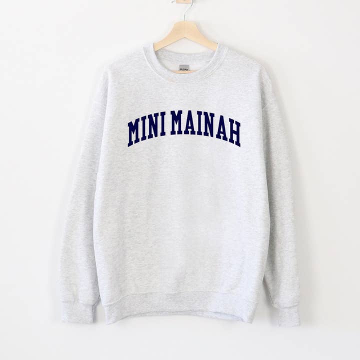 Mini Mainah Varsity Crew (ungdomsgrafisk sweatshirt) for engroshandel hos Unsalted Lifestyle Co.