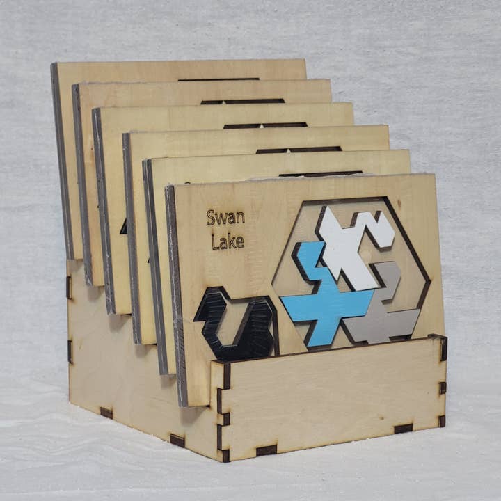 Palmetto Puzzle Works - Venta al por mayor Puzle - Adultos - Puzzles con estante de exhibición recargable de madera