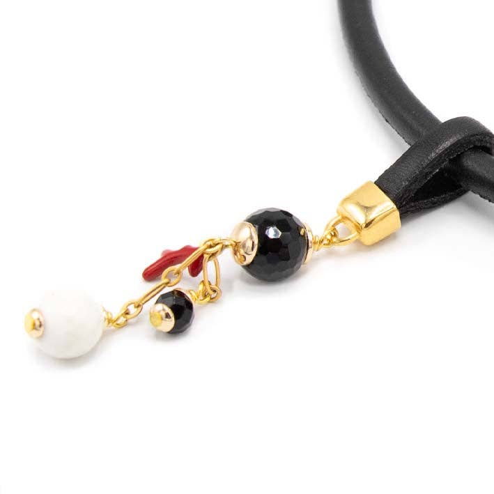 Pendentif en onyx noir et or cacholong pour la vente par FATES, style with a story